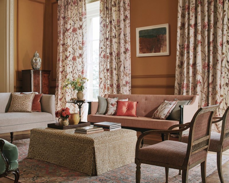 Arlington Button Tuft von Colefax and Fowler im Raum