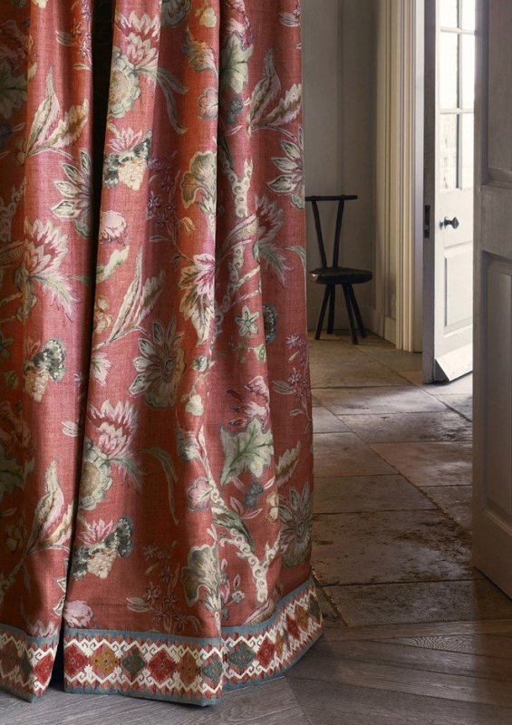 Corin Braid von Colefax and Fowler im Raum