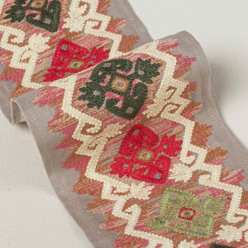 Corin Braid Red/Green – Bestickte Leinenborte von Colefax and Fowler