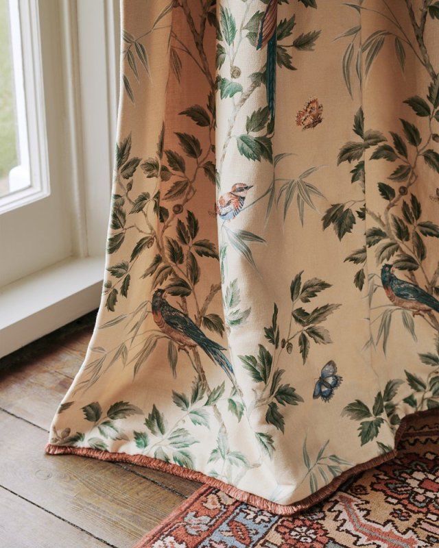 Delano Cut Ruche von Colefax and Fowler im Raum