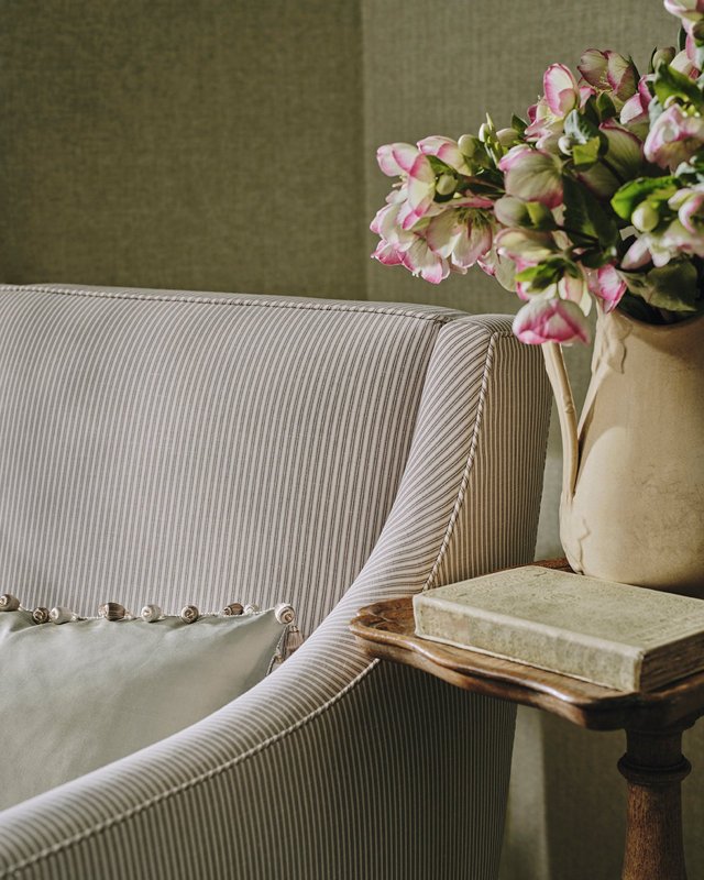 Delano Drop Fringe von Colefax and Fowler im Raum