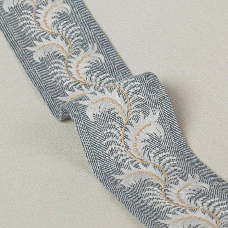 Feather Braid Blue – Bestickte Borte von Colefax and Fowler