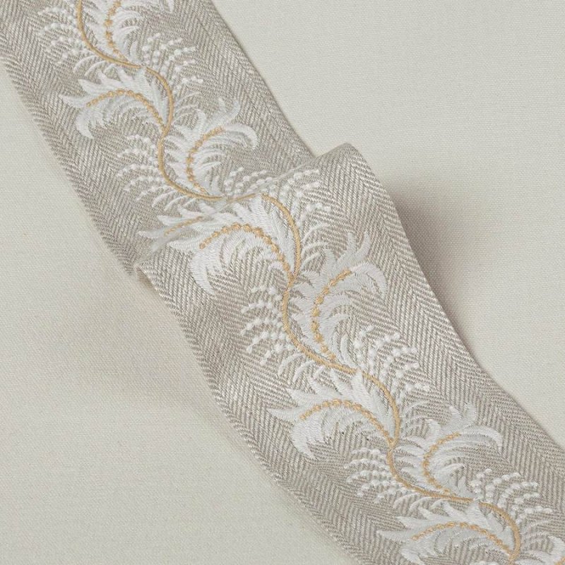 Feather Braid Silver – Bestickte Borte von Colefax and Fowler