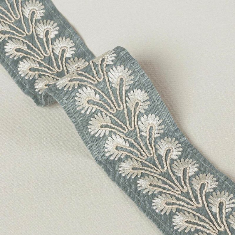 Juniper Braid Old Blue – Bestickte Borte von Colefax and Fowler
