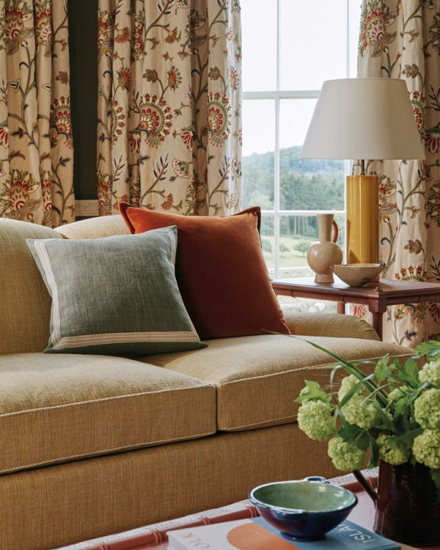 Lansdowne Herringbone Tape von Colefax and Fowler im Raum