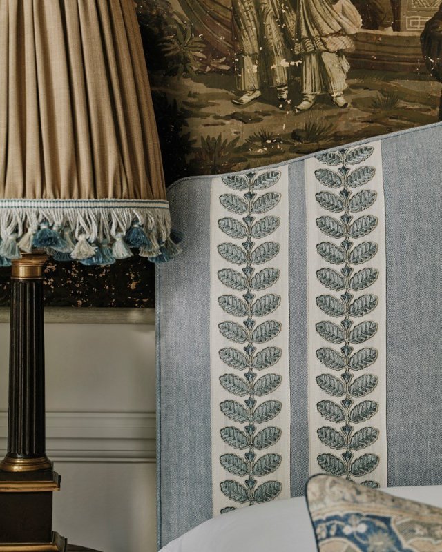 Lansdowne Scalloped Tassel Fringe von Colefax and Fowler im Raum