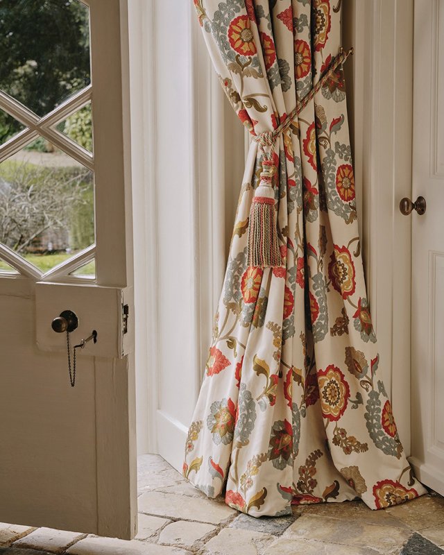 Lansdowne Tassel Tieback von Colefax and Fowler im Raum