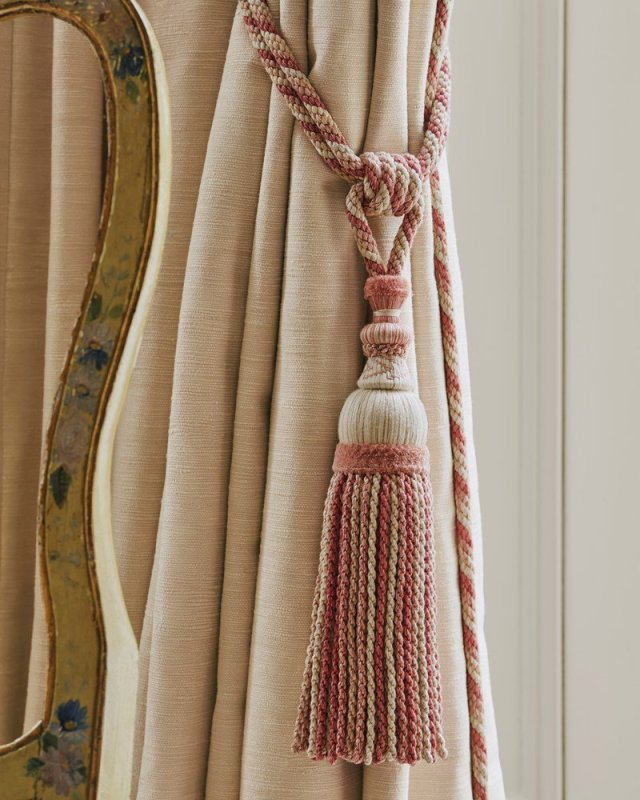 Lansdowne Tassel Tieback von Colefax and Fowler im Raum
