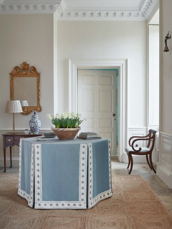 Rosario Braid von Colefax and Fowler im Raum