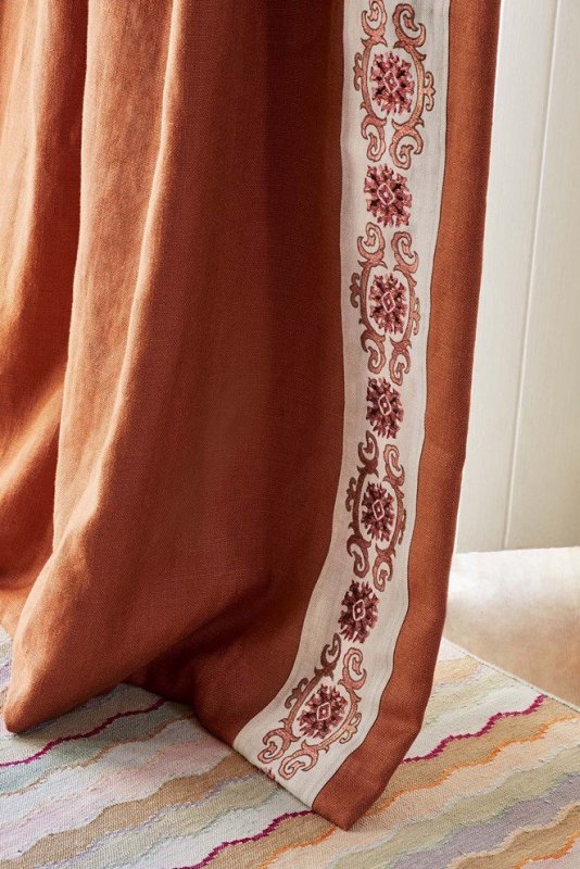 Theodore Cartouche Braid von Colefax and Fowler im Raum
