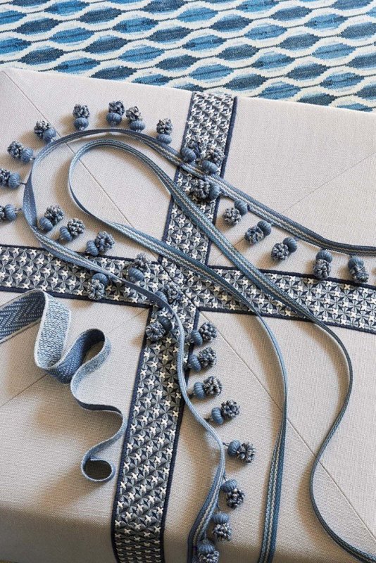 Theodore Chevron Braid von Colefax and Fowler im Raum