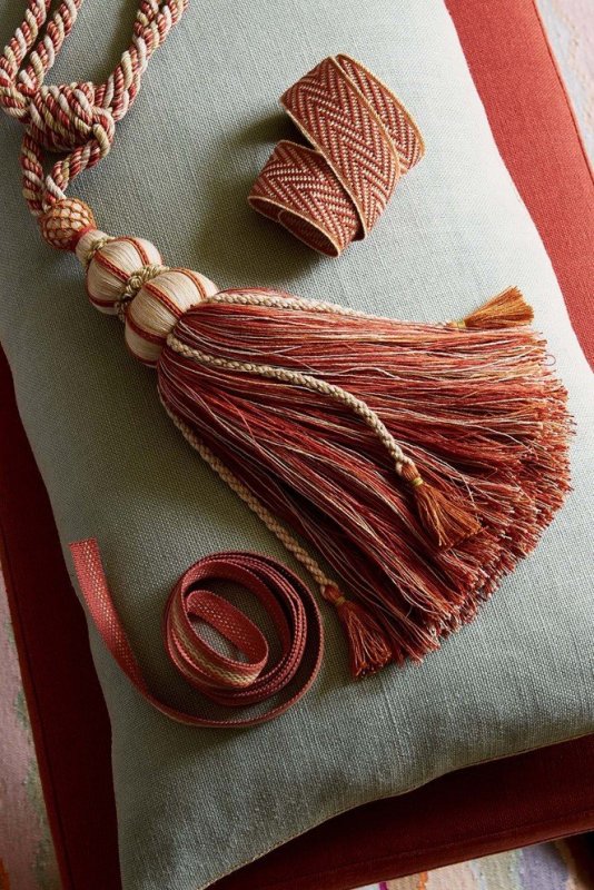 Theodore Chevron Braid von Colefax and Fowler im Raum