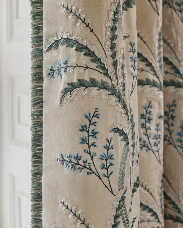 Theodore Cut Ruche von Colefax and Fowler im Raum