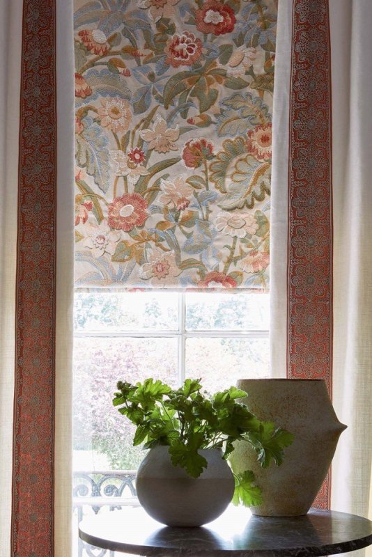 Theodore Florette Braid von Colefax and Fowler im Raum