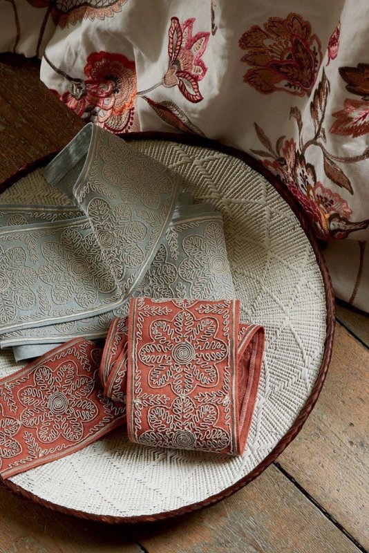 Theodore Florette Braid von Colefax and Fowler im Raum