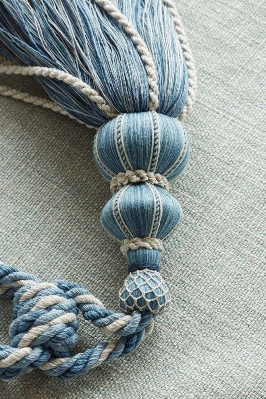 Theodore Tassel Tieback von Colefax and Fowler im Raum