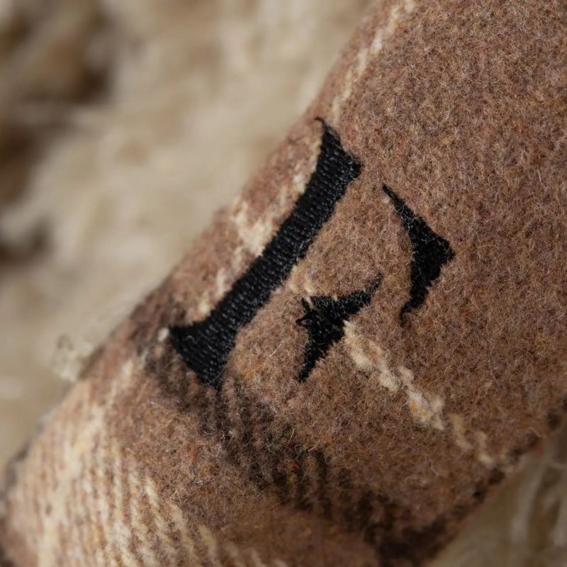 Preview: Karoschal mit gesticktem F Monogramm des Teddybären Carlos