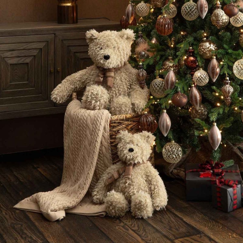 Preview: Teddybären Carlos im Korb mit Strickdecke unter dem Weihnachtsbaum
