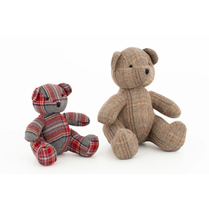 Teddybären Marco in Braun und in Rot-Grau nebeneinander