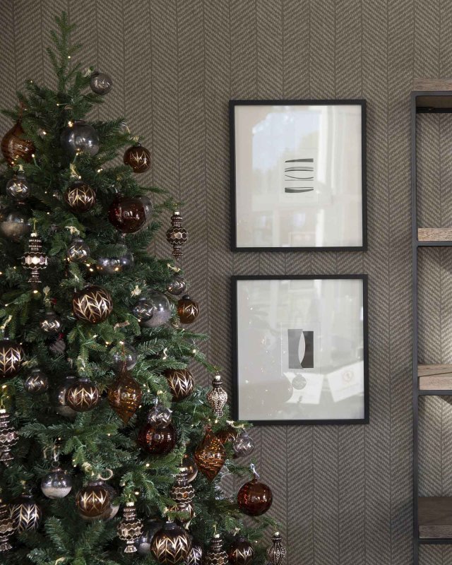 Preview: Weihnachtsbaum Pinus mit Kugeln vor Regal