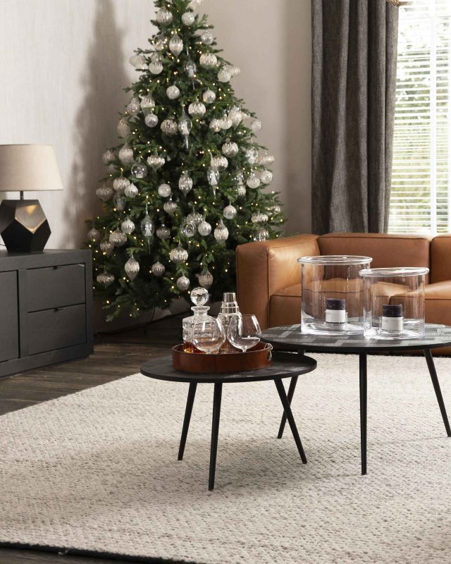 Preview: Weihnachtsbaum Pinus mit weißem Schmuck im Wohnzimmer