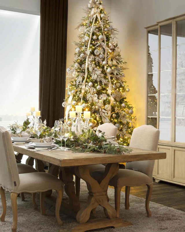 Preview: Pinus Weihnachtsbaum geschmückt im Esszimmer