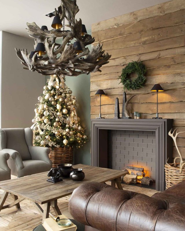Preview: Pinus Kranz über dem Kamin im Wohnzimmer