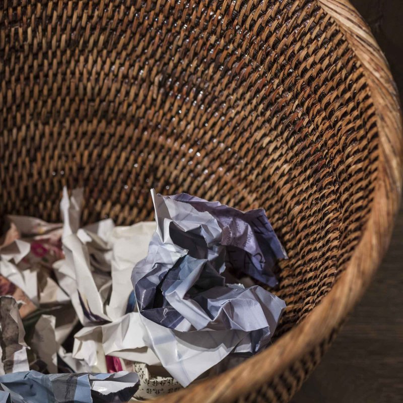 Preview: Blick in den Papierkorb Togo mit zerknülltem Papier