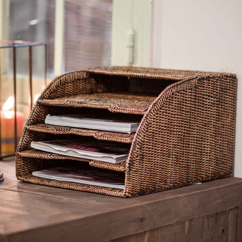 Organizer Togo mit Zeitschriften auf einem Holzschreibtisch