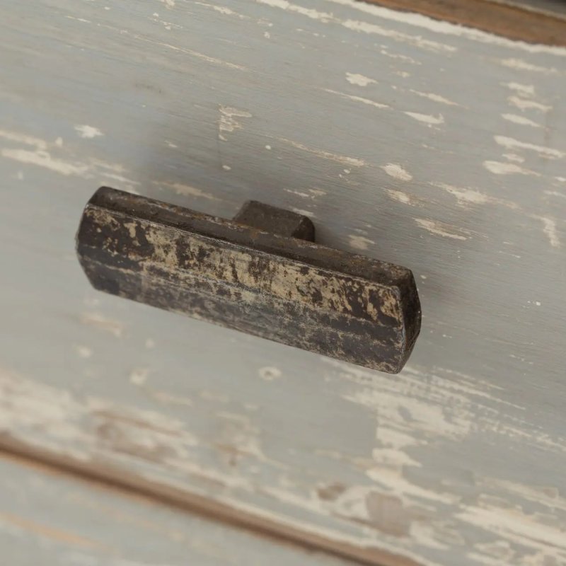 Preview: Stangengriff der Schublade auf gealtertem Holz im Detail