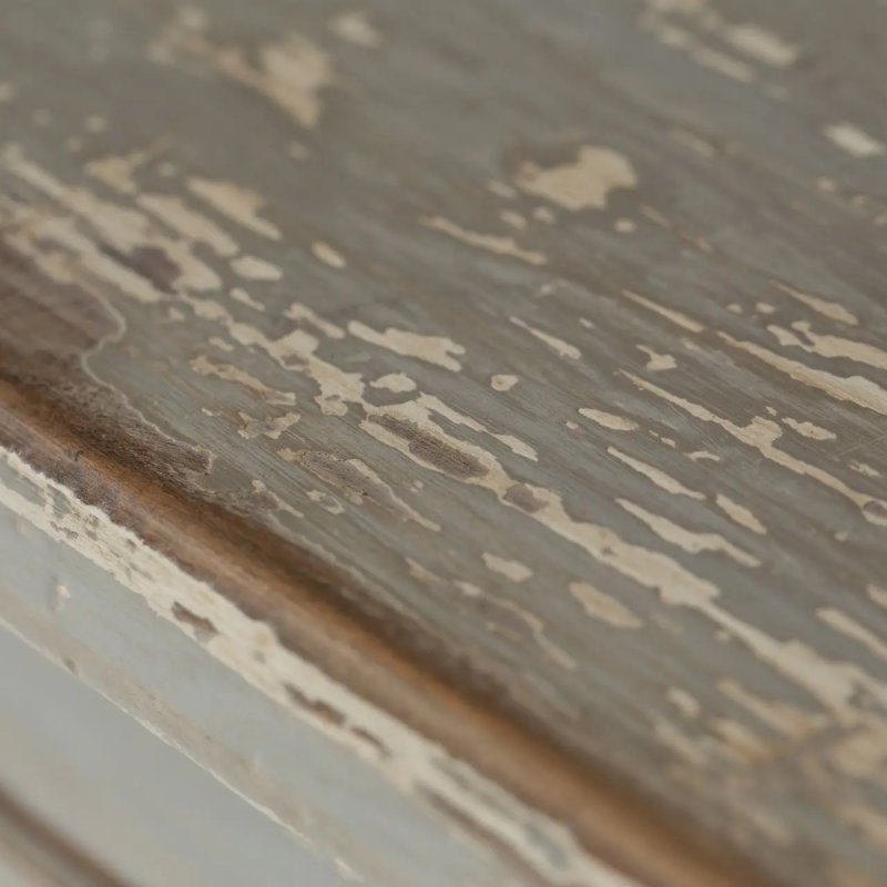Abgeriebenes graues Finish im Detail