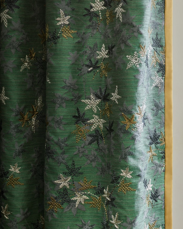 Detail der Stickerei von Jane Churchill Acer Maple in Emerald