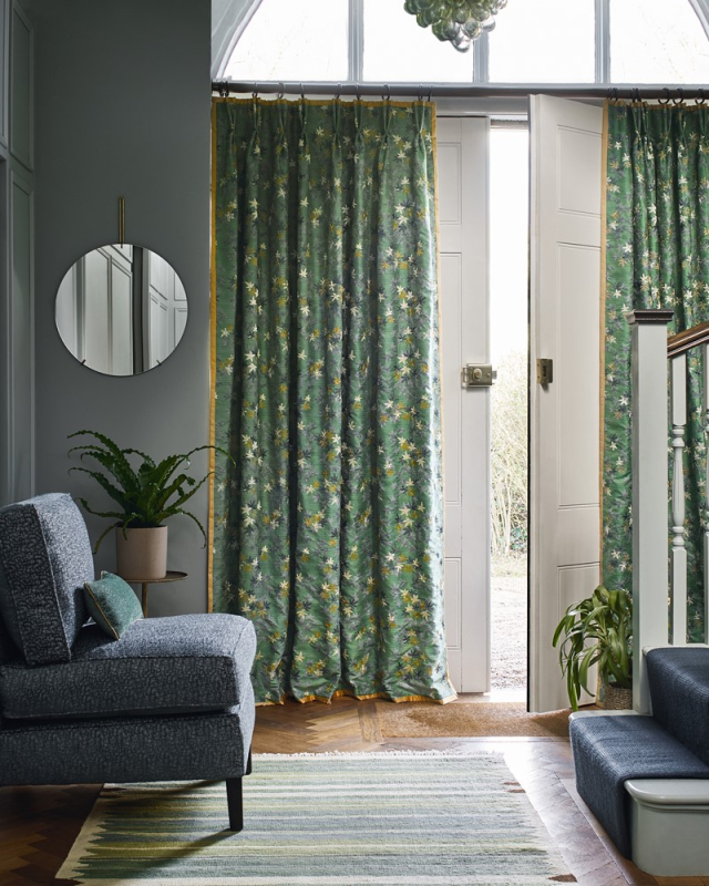 Preview: Vorhänge aus Jane Churchill Acer Maple in Emerald im Eingangsbereich