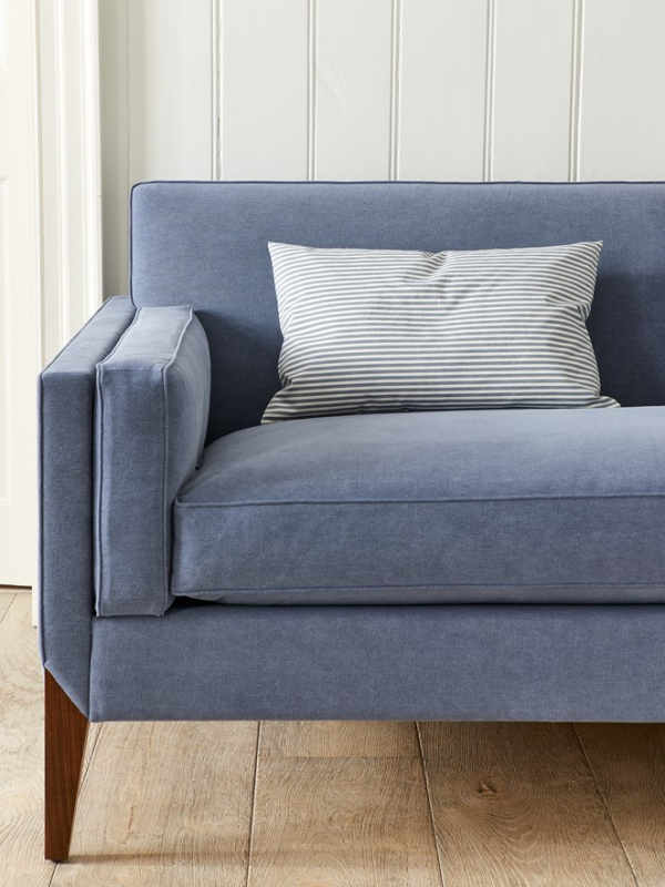 Kissen aus Jane Churchill Arley Stripe auf einem blauen Sofa