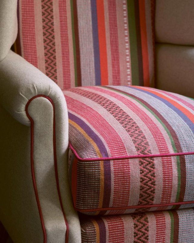 Cabrera Stripe von Jane Churchill im Raum