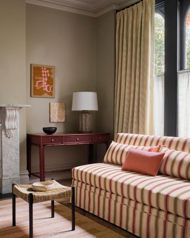 Camber Stripe von Jane Churchill im Raum