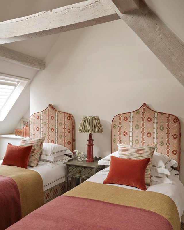 Raumansicht mit Stoffen von Jane Churchill, u. a. Cinnabar