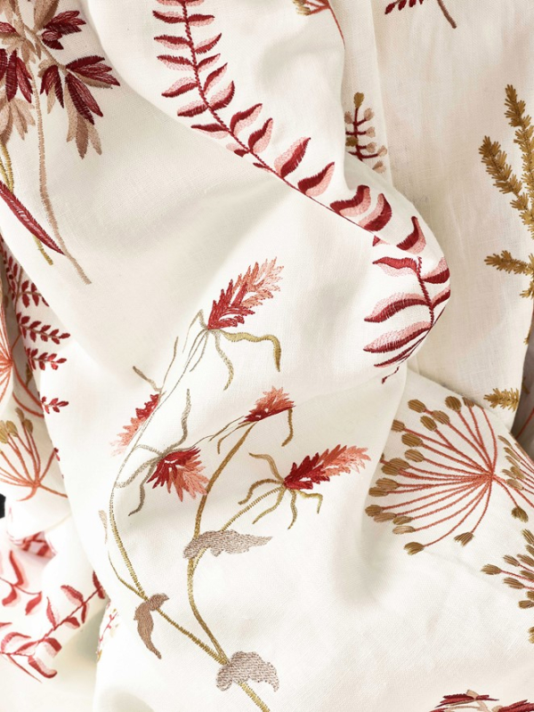 Detail der Stickerei von Jane Churchill Corbell in Red