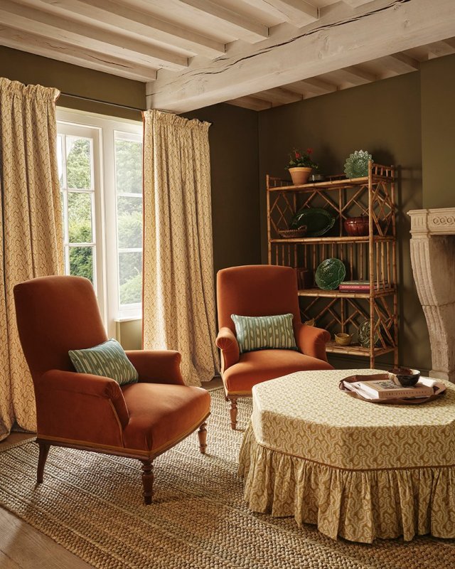 Raumansicht mit Stoffen von Jane Churchill, u. a. Emile