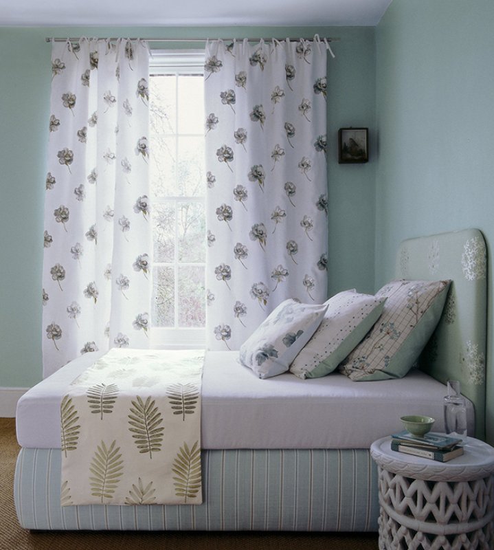 Schlafzimmer mit Vorhängen aus Jane Churchill Ferndown in Blue