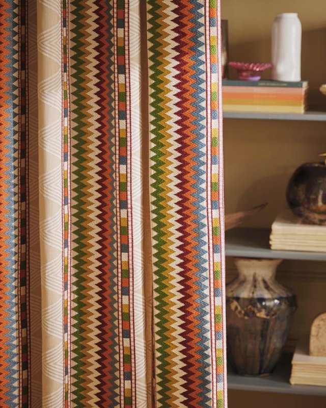 Inka Stripe von Jane Churchill im Raum
