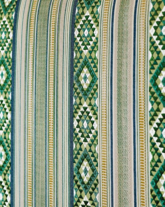 Javalli Stripe von Jane Churchill im Raum
