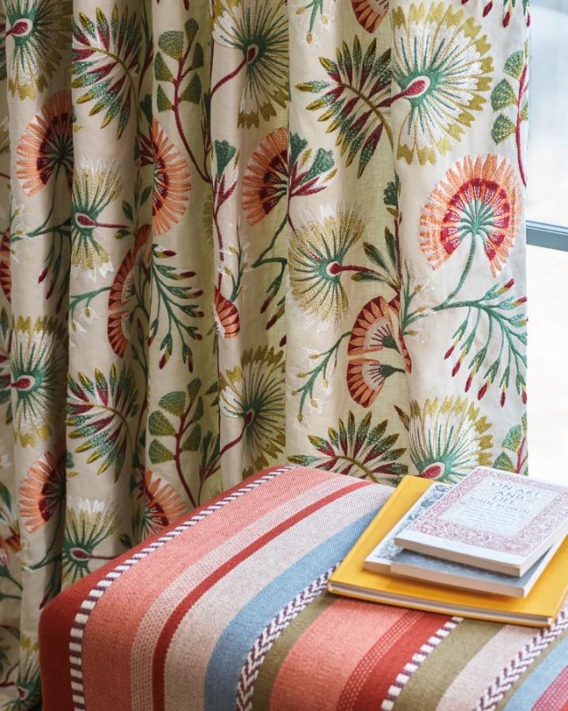 Kansa Stripe von Jane Churchill im Raum
