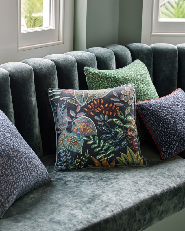 Sofa aus Samt mit Kissen, Jane Churchill Mali