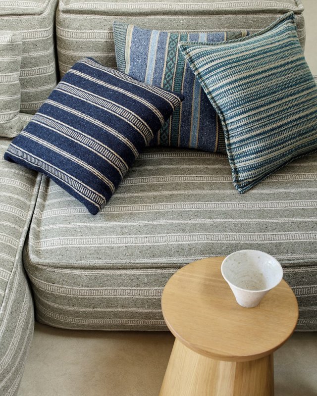 Kissen aus Jane Churchill Morro Stripe auf einem Sofa