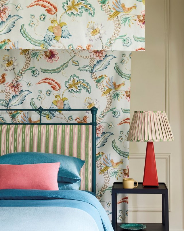 Bett mit Kopfteil aus Jane Churchill Oxley Stripe
