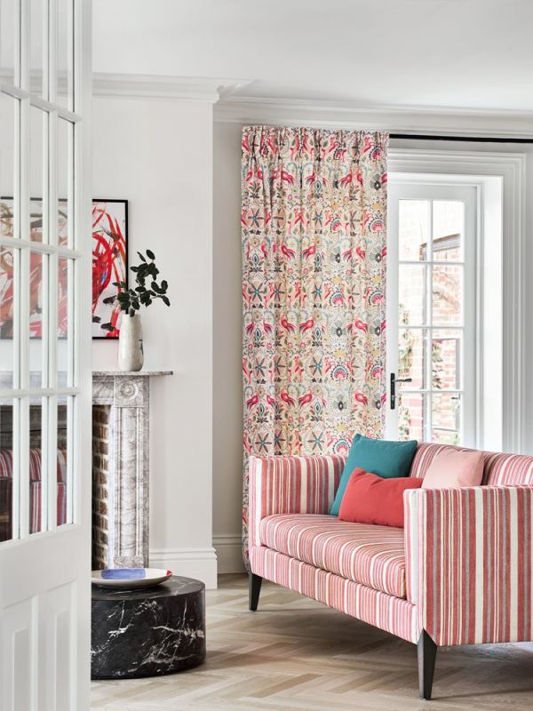 Sofa mit Bezug aus Jane Churchill Tulsi Stripe in Red