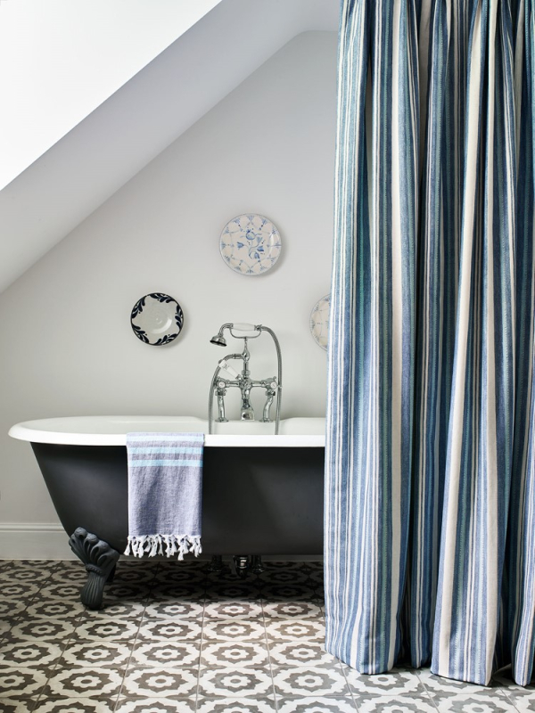 Vorhang aus Jane Churchill Tulsi Stripe in Blue im Badezimmer