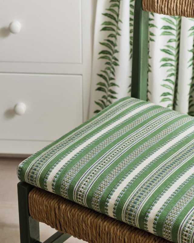 Yarra Stripe von Jane Churchill im Raum