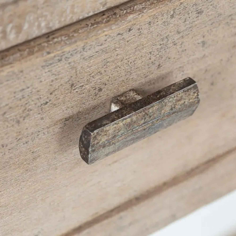 Metallgriff in gealterter Optik an der Konsole Jakob